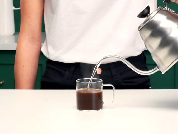 Caffè solubile Starbucks versato in una tazzina