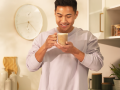 Ragazzo che beve un cappuccino solubile Starbucks