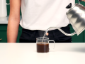 Caffè solubile Starbucks versato in una tazzina