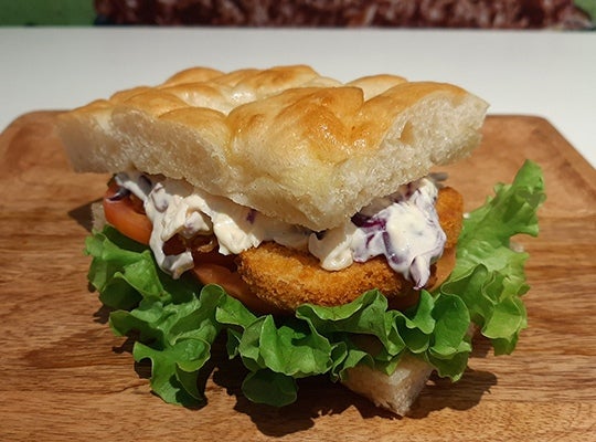 Focaccia farcita con insalata di cavoli e Cotoletta di Soia