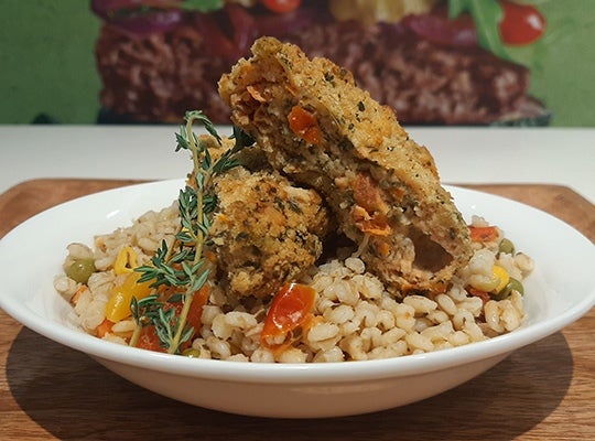 Crocchetta Mediterranea con insalata tiepida di farro e verdure