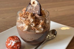 Ricetta per dolce al cucchiaio con Baci® Perugina® all'amaretto