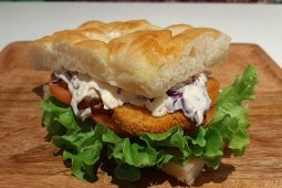 Focaccia farcita con insalata di cavoli e Cotoletta di Soia