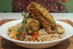 Crocchetta Mediterranea con insalata tiepida di farro e verdure