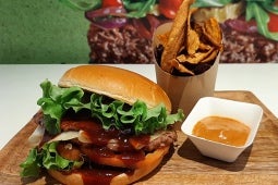 Smashed burger vegetale con patate dolci croccanti