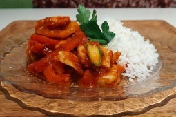 Thai red curry veggie con riso croccante