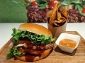 Smashed burger vegetale con patate dolci croccanti