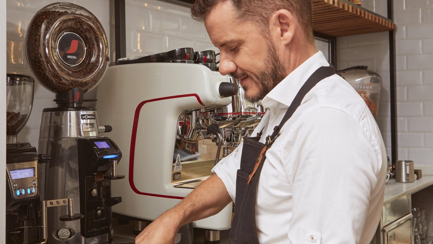 barista-nescafe-espresso-bar